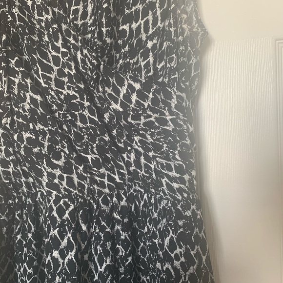 Black and white patterned faux-wrap dress - Picture 3 of 3